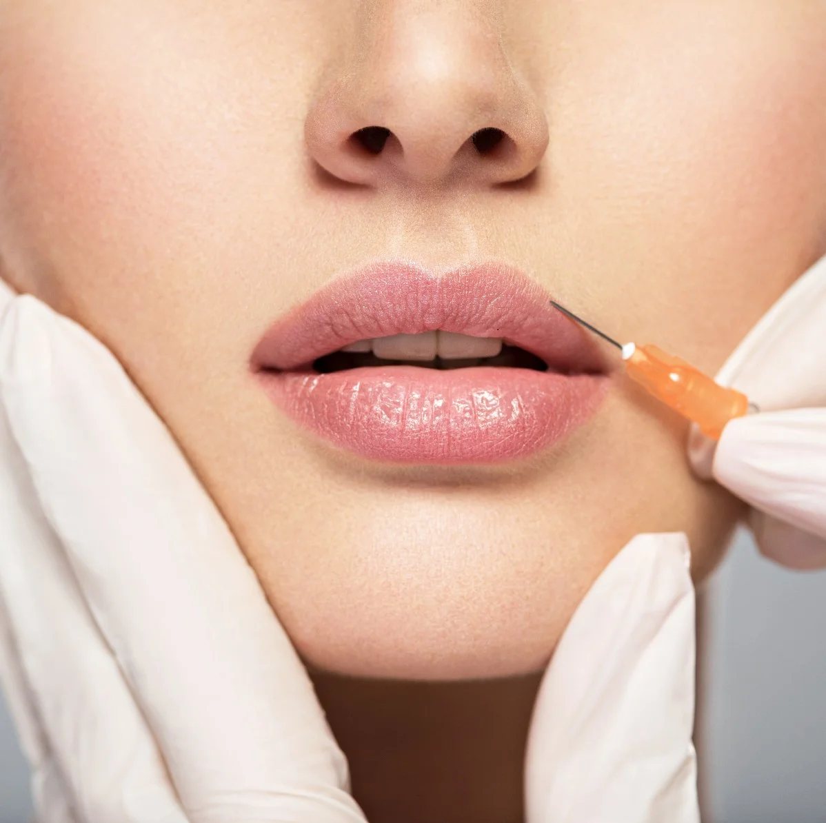 Aplicação de toxina botulínica (Botox) em consultório de estética facial