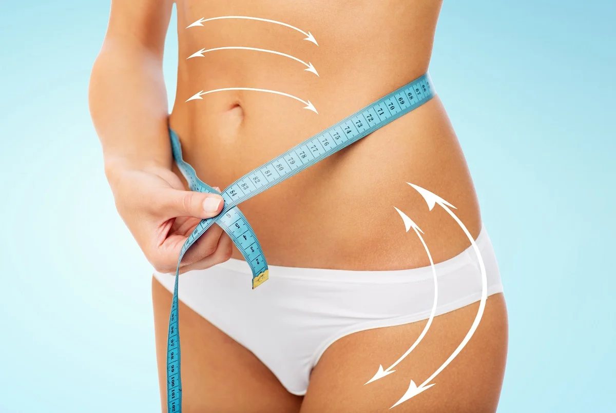 Contorno corporal e medição da cintura, ilustrando o resultado da lipoaspiração tumescente